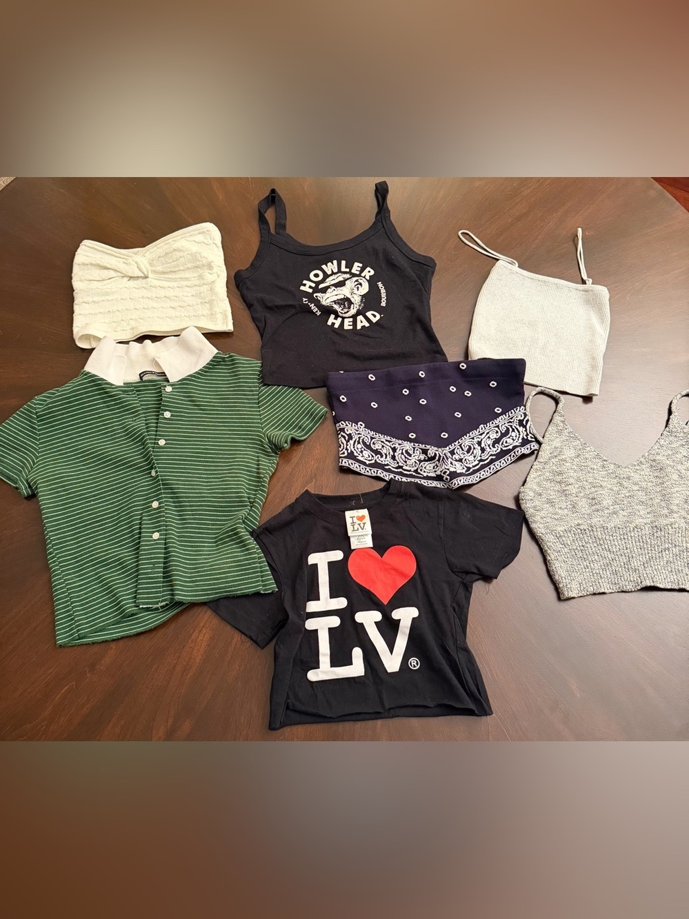 7 Asdorted tanks and T shirts